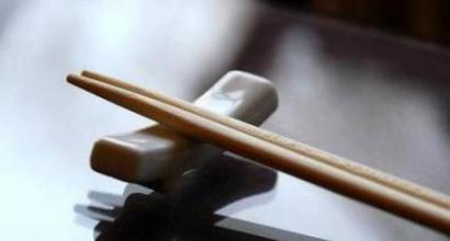 Cómo sujetar los palillos chinos Cómo sujetar los palillos japoneses